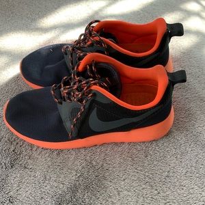 Dark gray and orange Nike Roshe 👟